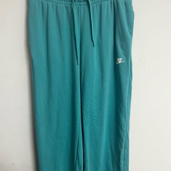 Nike Pants - Nike Relaxed Fit Sweatpants
